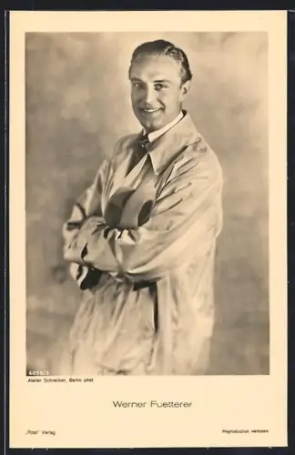 AK Schauspieler Werner Fuetterer verschränkt lächelnd die Arme