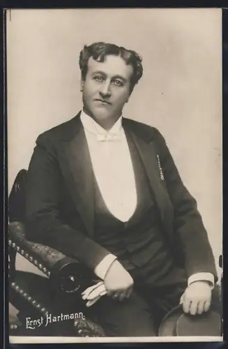 AK Schauspieler Ernst Hartmann in Stuhl sitzend porträtiert