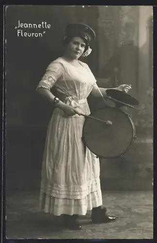 AK Schauspielerin Jeannette Fleuron mit Trommel