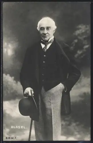 AK Schauspieler Karl Blasel mit Hut und Spazierstock posierend