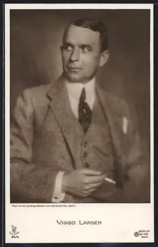 AK Schauspieler Viggo Larsen, Im Anzug und mit Zigarette in der Hand