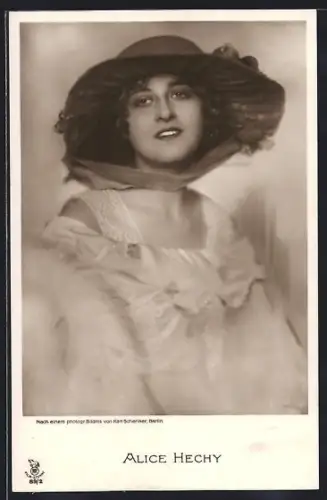 AK Schauspielerin Alice Hechy mit schönem Hut im weissen Kleid