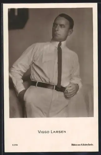 AK Schauspieler Viggo Larsen elegant mit Krawatte in Hemd und Anzugshose