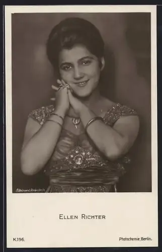 AK Schauspielerin Ellen Richter im Kleid