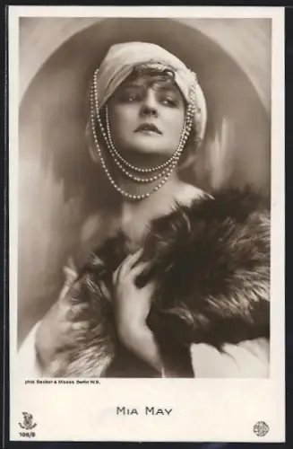 AK Schauspielerin Mia May im Pelz mit Kopftuch