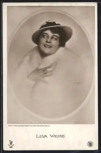 AK Schauspielerin Lisa Weise im weissen Pelz