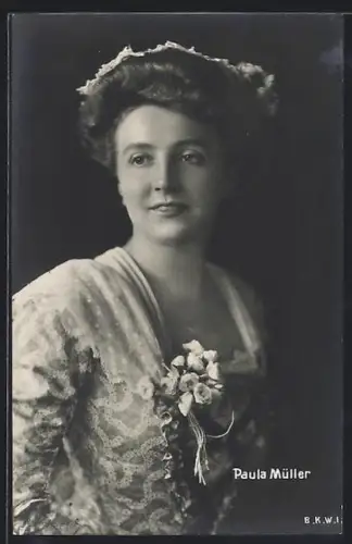 AK Schauspielerin Paula Müller im gemusterten Kleid