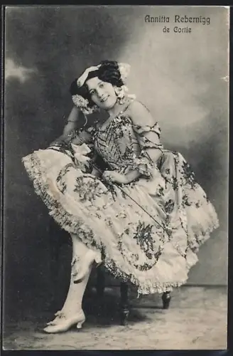 AK Schauspielerin Annitta Rebernigg de Cortie im Bühnenkleid