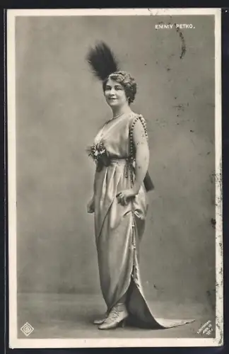 AK Schauspielerin Emmy Petko im langen Kleid