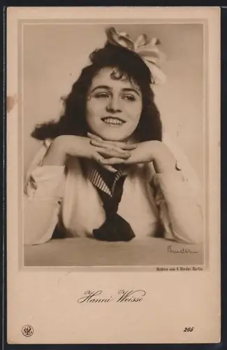 AK Schauspielerin Hanni Weisse lehnt ihr Kinn auf die gefalteten Hände