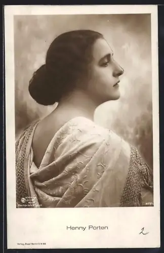AK Schauspielerin Henny Porten in der Garderobe einer Rolle