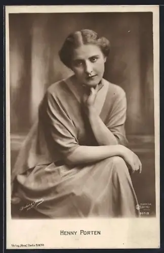 AK Schauspielerin Henny Porten stützt ihren Kopf in die Hand