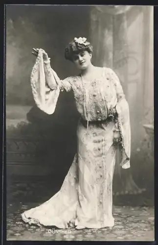AK Schauspielerin Günther im langen Kleid