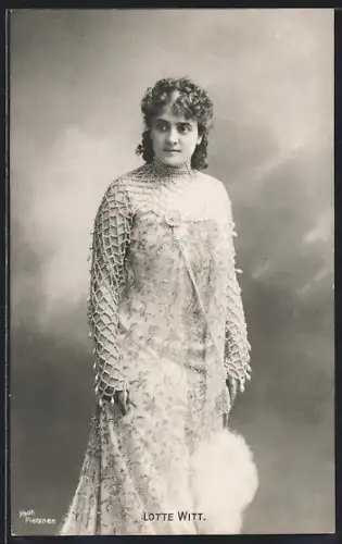 AK Schauspielerin Lotte Witt im Kleid porträtiert