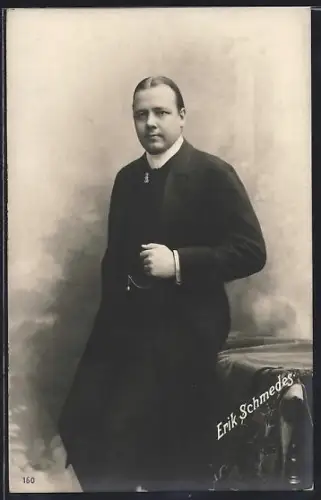 AK Schauspieler Erik Schmedes im Anzug porträtiert