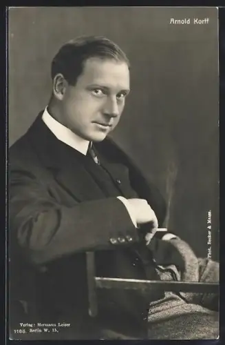 AK Schauspieler Arnold Korff mit Zigarette