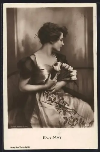 AK Schauspielerin Eva May mit Blumen