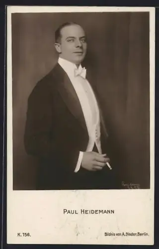 AK Schauspieler Paul Heidemann mit Zigarette in der Hand