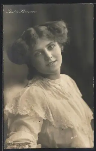 AK Schauspielerin Beattie Stevenson im Spitzenkleid