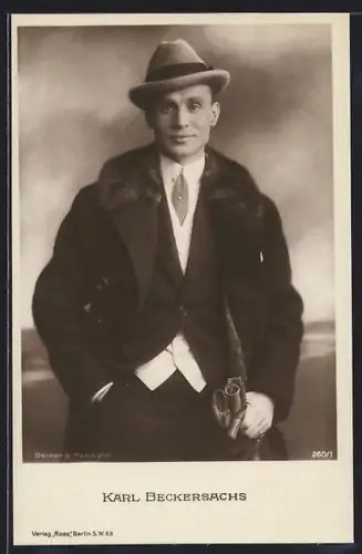 AK Schauspieler Karl Beckersachs mit Hut in pelzbesetztem Mantel