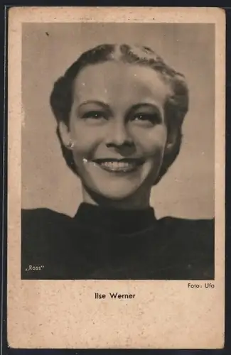 AK Schauspielerin Ilse Werner im Pullover in die Kamera lächelnd