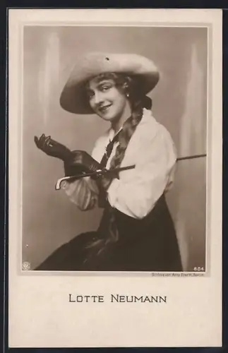 AK Schauspielerin Lotte Neumann in Lederhandschuen u. mit Stock