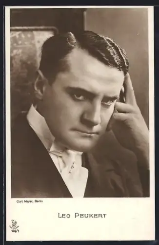 AK Schauspieler Leo Peukert im Anzug