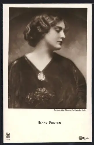 AK Schauspielerin Henny Porten im Kostüm ernst nach unten schauend