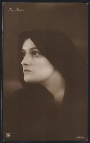 AK Schauspielerin Fern Andra mit Kopftuch