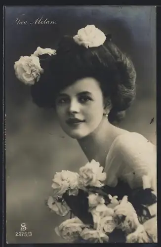 AK Schauspielerin Thea Melan mit Blumen im Haar