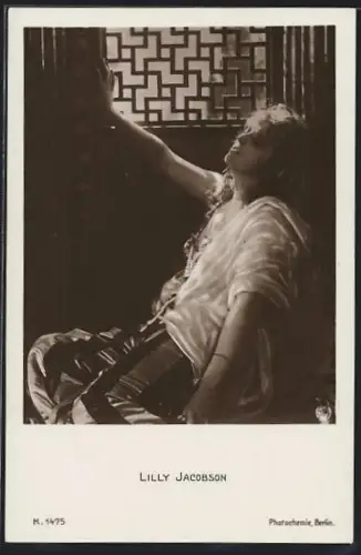 AK Schauspielerin Lilly Jacobsen gleichgültig auf einen Stuhl sitzend
