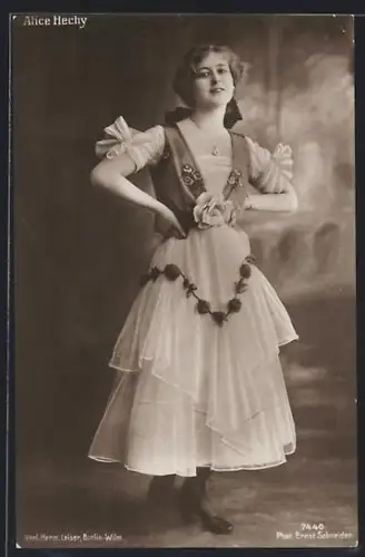 AK Schauspielerin Alice Hechy im weissen Kleid