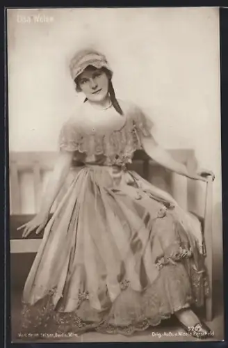 AK Schauspielerin Lisa Weise, im Rüschenkleid sitzend
