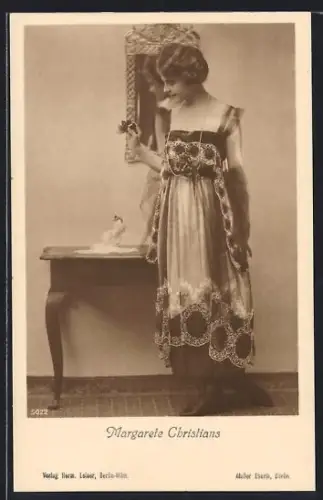 AK Schauspielerin Margarete Christians im schönen Kleid am Konsolentisch