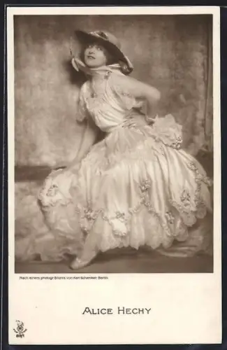 AK Schauspielerin Alice Hechy im gerüschten Kleid mit Sommerhut