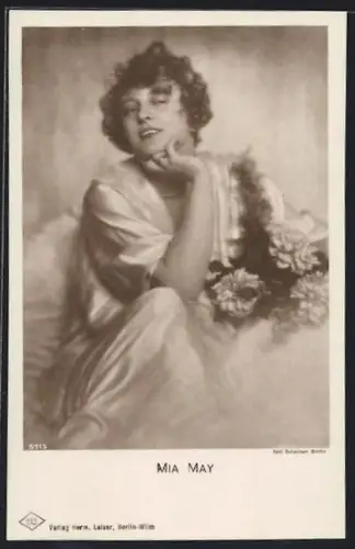 AK Schauspielerin Mia May mit aufgestütztem Kopf