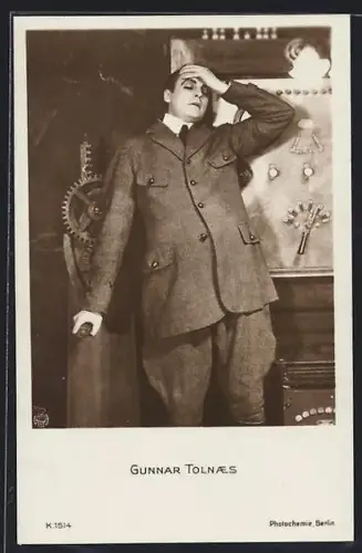 AK Schauspieler Gunnar Tolnaes sich an den Kopf fassend