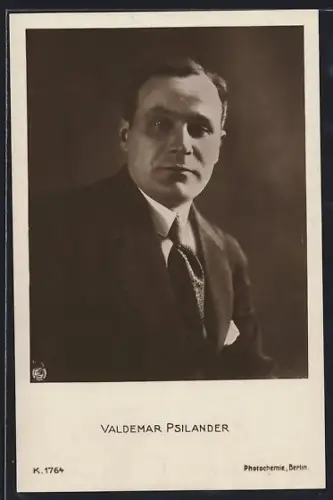 AK Schauspieler Valdemar Psilander im Anzug in die Kamera blickend