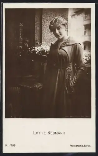 AK Schauspielerin Lotte Neumann im eleganten Kleid