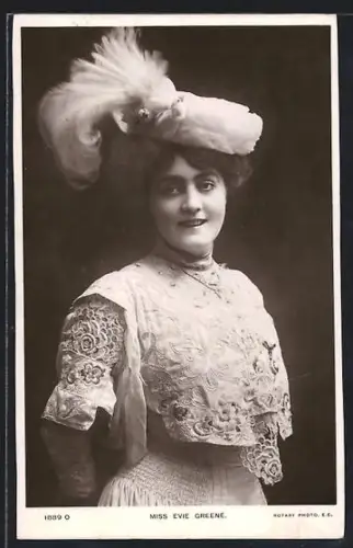 AK Schauspielerin Miss Evie Green im weissen Kleid