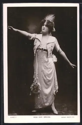 AK Schauspielerin Evie Greene im weissen Kleid