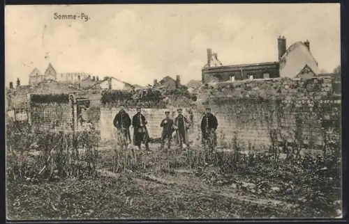 AK Somme-Py, Ruines avec des soldats devant des bâtiments détruits
