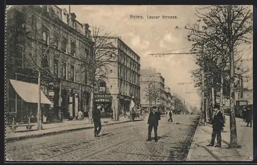 AK Reims, Laoner Strasse mit Passanten
