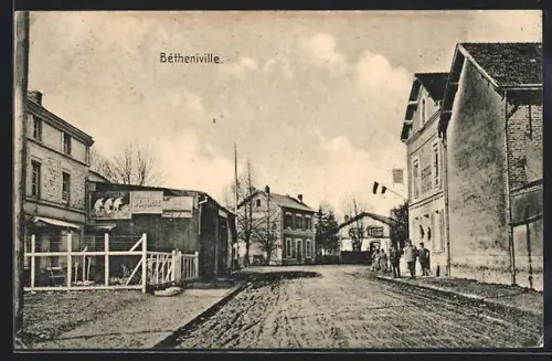 AK Bétheniville, Vue de la rue principale avec bâtiments et passants