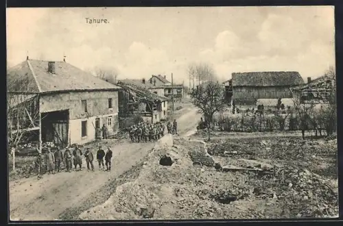 AK Tahure, Soldaten im zerstörten Dorf