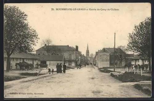 AK Mourmelon-le-Grand, Entrée du Camp de Châlons avec vue de la rue animée et bâtiments environnants