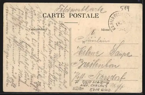 AK Mourmelon-le-Grand, Entrée du Camp de Châlons avec vue de la rue animée et bâtiments environnants