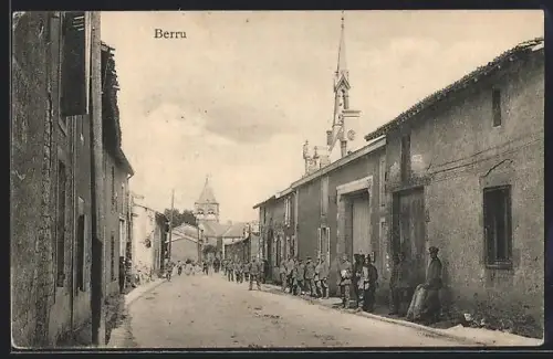 AK Berru, Rue principale animée avec église en arrière-plan