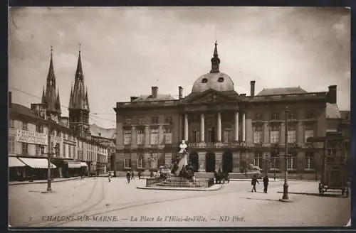 AK Châlons-sur-Marne, La Place de l`Hôtel-de-Ville