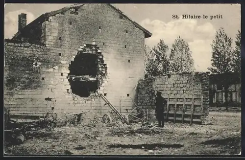 AK St. Hilaire le petit, Maison endommagée avec un grand trou dans le mur